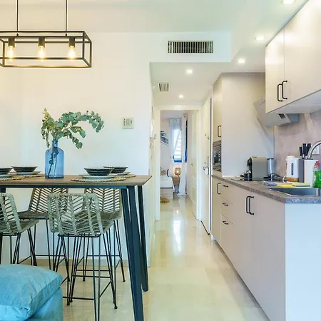 Apartment 2nd Line From The , Seaviews + Parking &pool