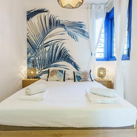 Apartment 2nd Line From The , Seaviews + Parking &pool *